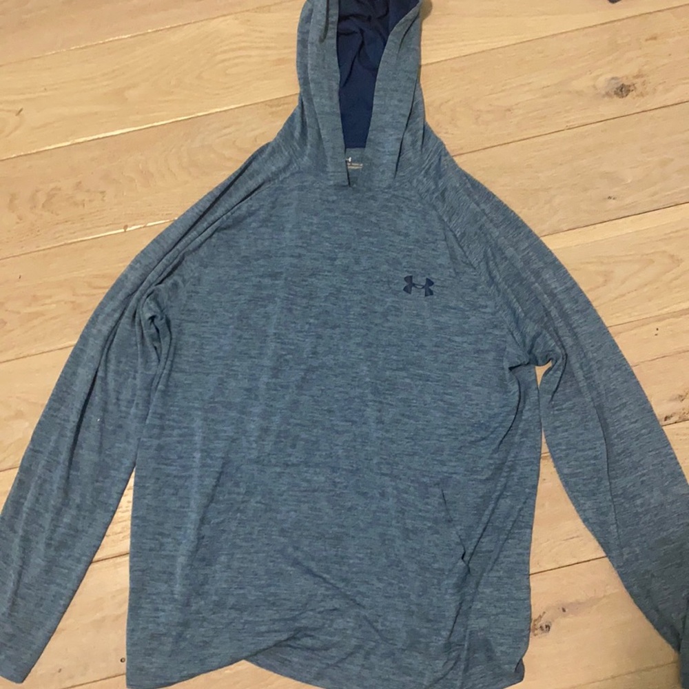 Men’s Underarmor lightweight pullover.